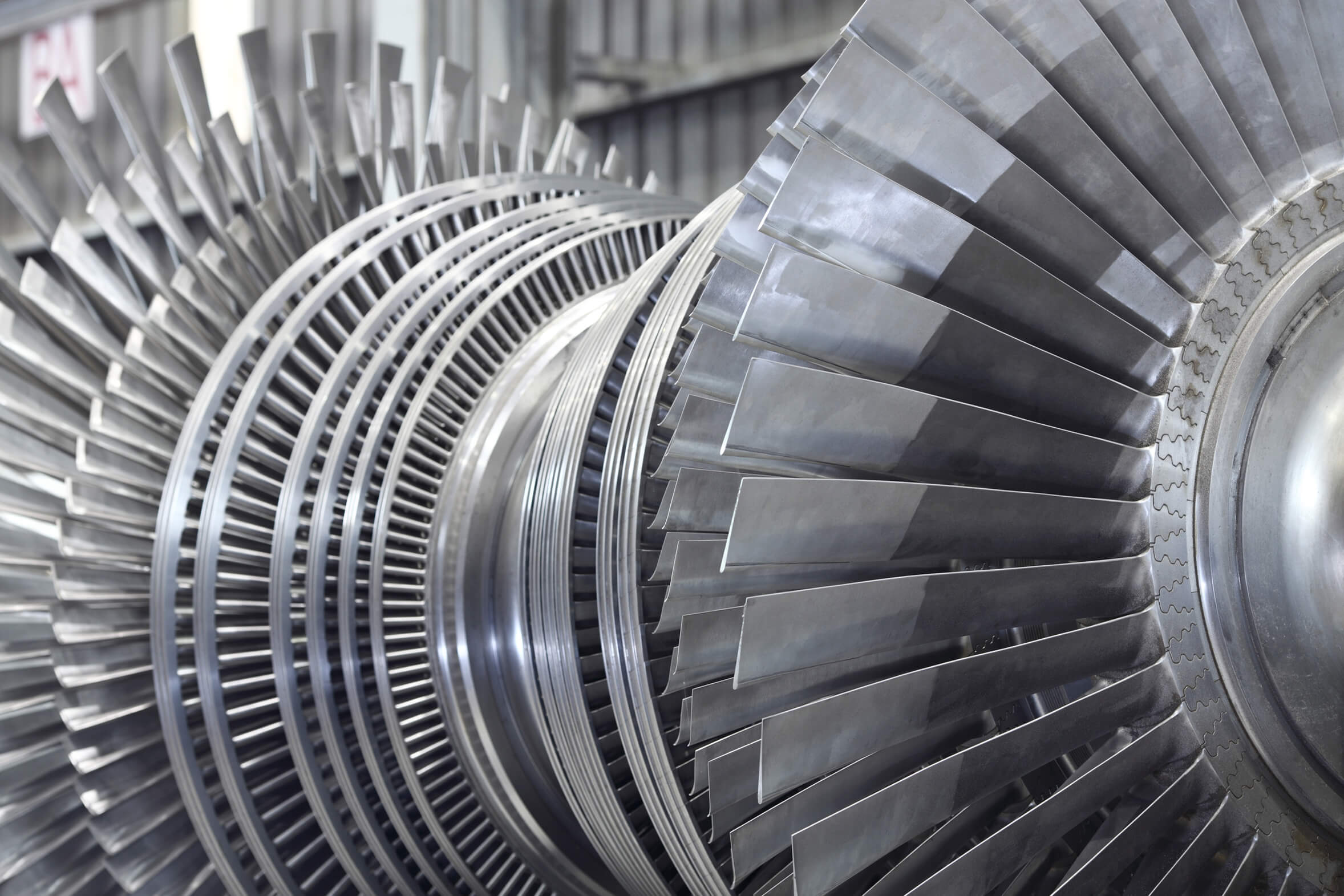 Turbine aéronautique en vol dans les nuages